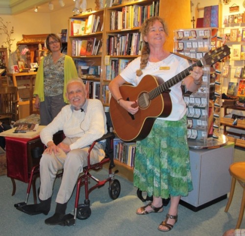 huston smith and mary busby of Sagrada bookstore sing How Can I Keep From Singing? Photo by BF Newhall