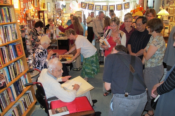 Huston Smith signed books for the crowd at Sagrada bookstore, Oakland, CA. Photo by BF Newhall.