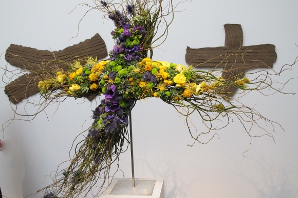 The cross-shaped floral design of Monique Duncan of Plumweed Flowers Co., San Francisco, took its inspiration from Robert Rauschenberg's "Shadow (Tracks)" sculpture.