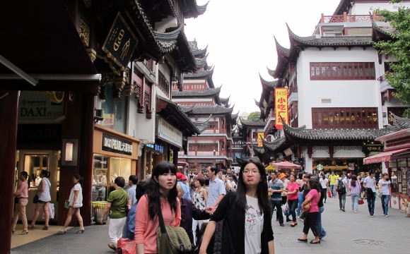 Chinese tourists and residents of Shanghai crowd the Yu Gardens Bazaar on a Sunday afternoon in September, 2013. Photo by BF Newhall