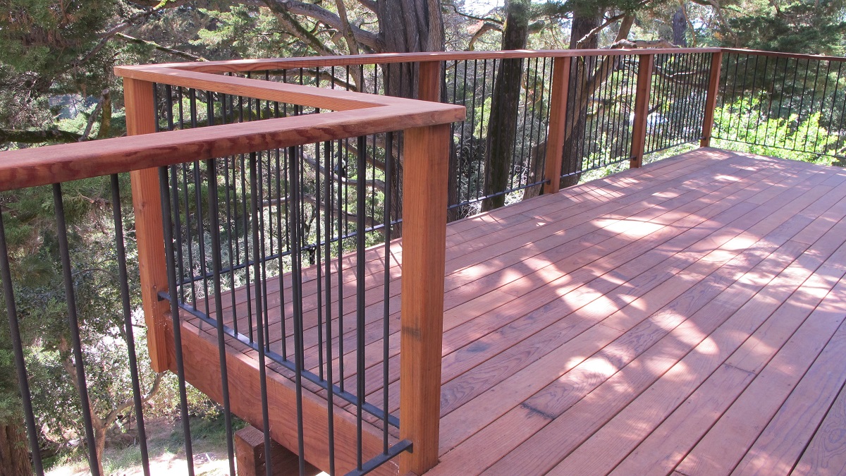 redwood-deck-with-metal-railings