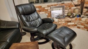 black-leather-recliner perfect for a sports fan