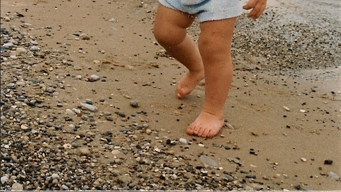 baby-feet-on-beach