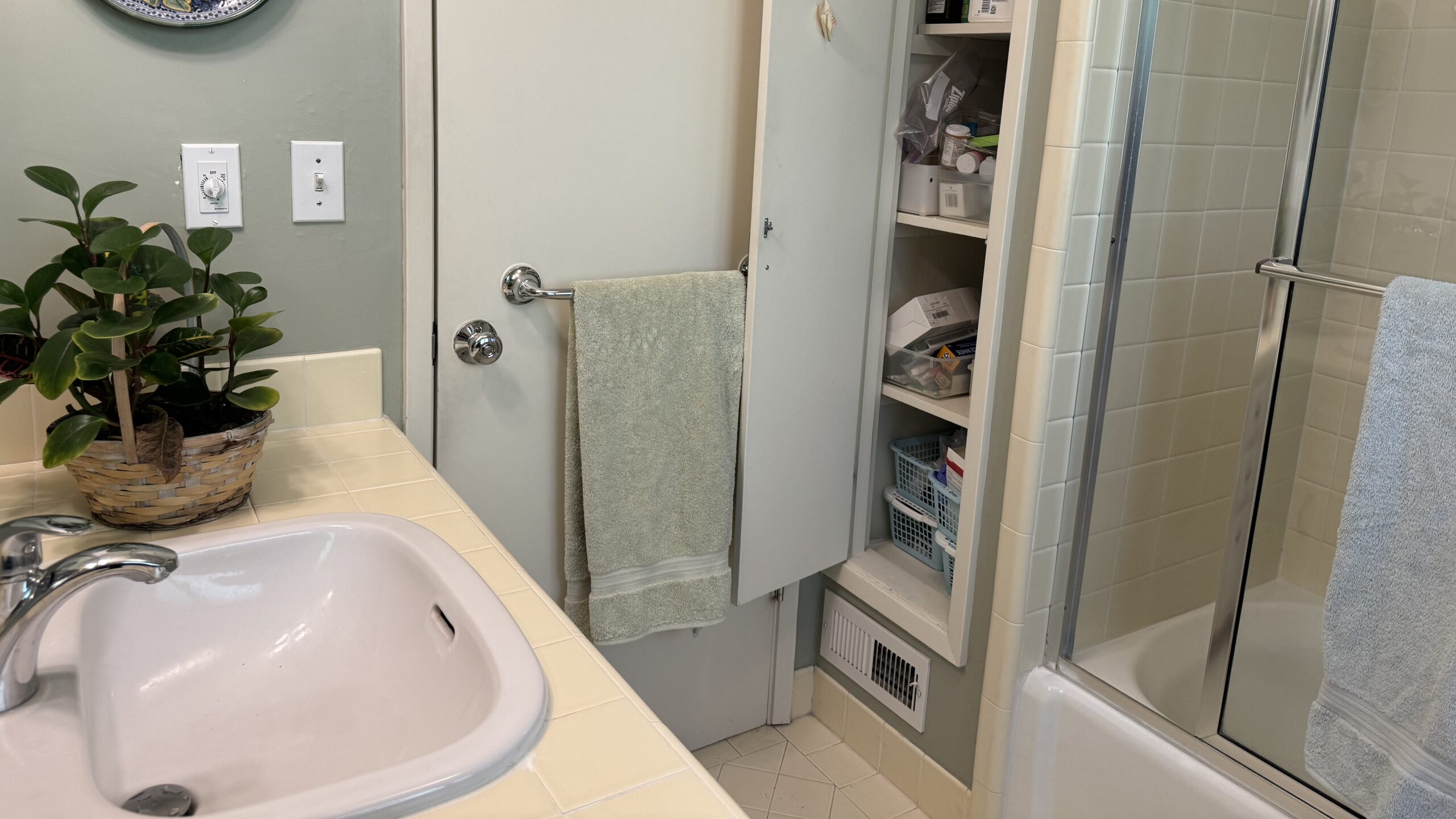 widowed-a-bathroom-for-one tub-shower-with-awkward-closet